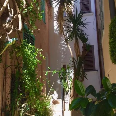 Petite Maison Mitoyenne Au Coeur De Tropez *