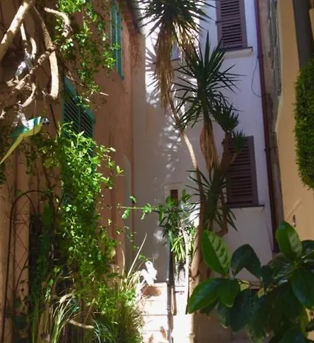 Petite Maison Mitoyenne Au Coeur De Tropez *